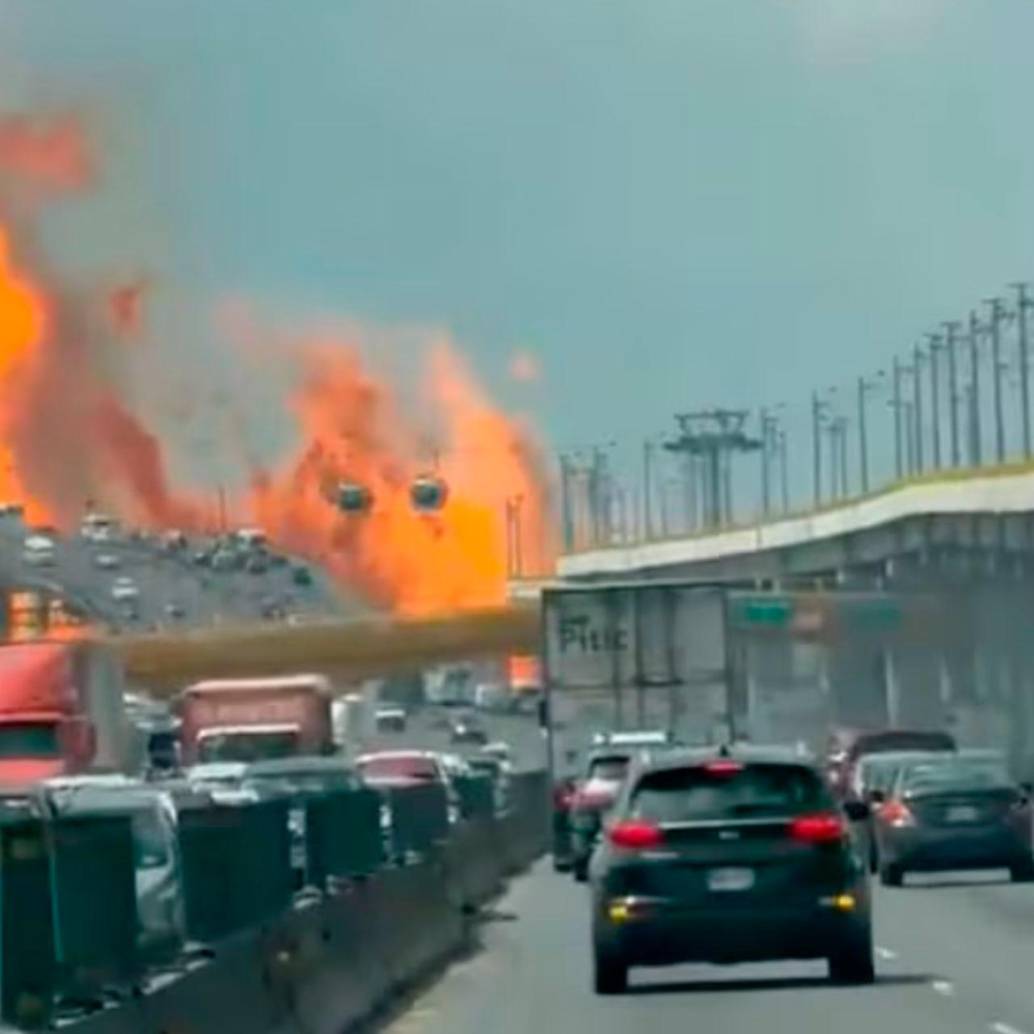 Así se veían las llamas del accidente ocurrido en Ciudad de México en medio de un puente. FOTO: Captura de video