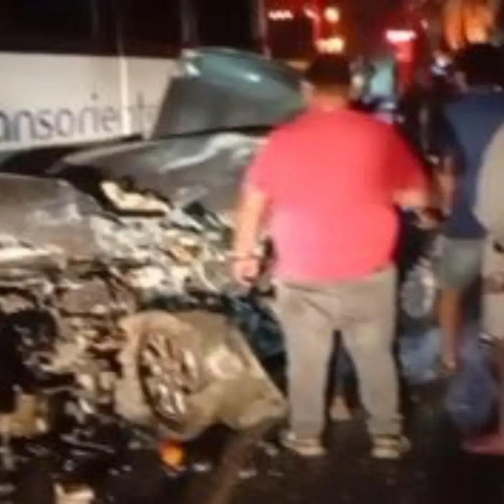Así quedó uno de los vehículos accidentados en la Medellín-Bogotá. FOTO: Cortesía Denuncias Antioquia.