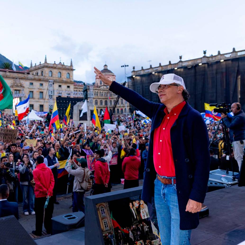 Ante sus seguidores, Petro aseguró: “El día que yo salga quiero tener esta plaza llena. Ahí nos toca hacer un compromiso porque para tener esta plaza llena yo tengo que estar alegre saliendo de allá”. 