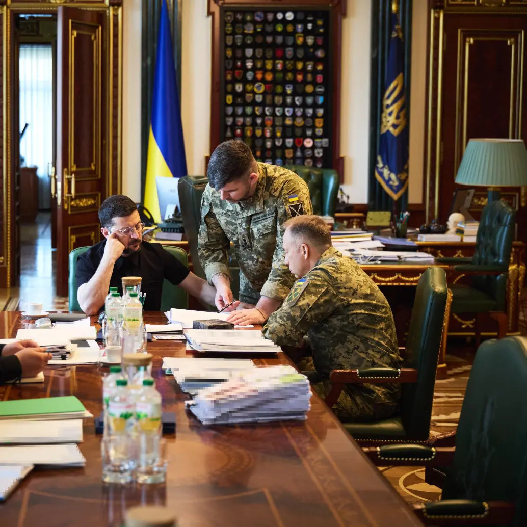 Volodímir Zelenski y mandos militares en Ucrania / Foto: X @ZelenskyyUa