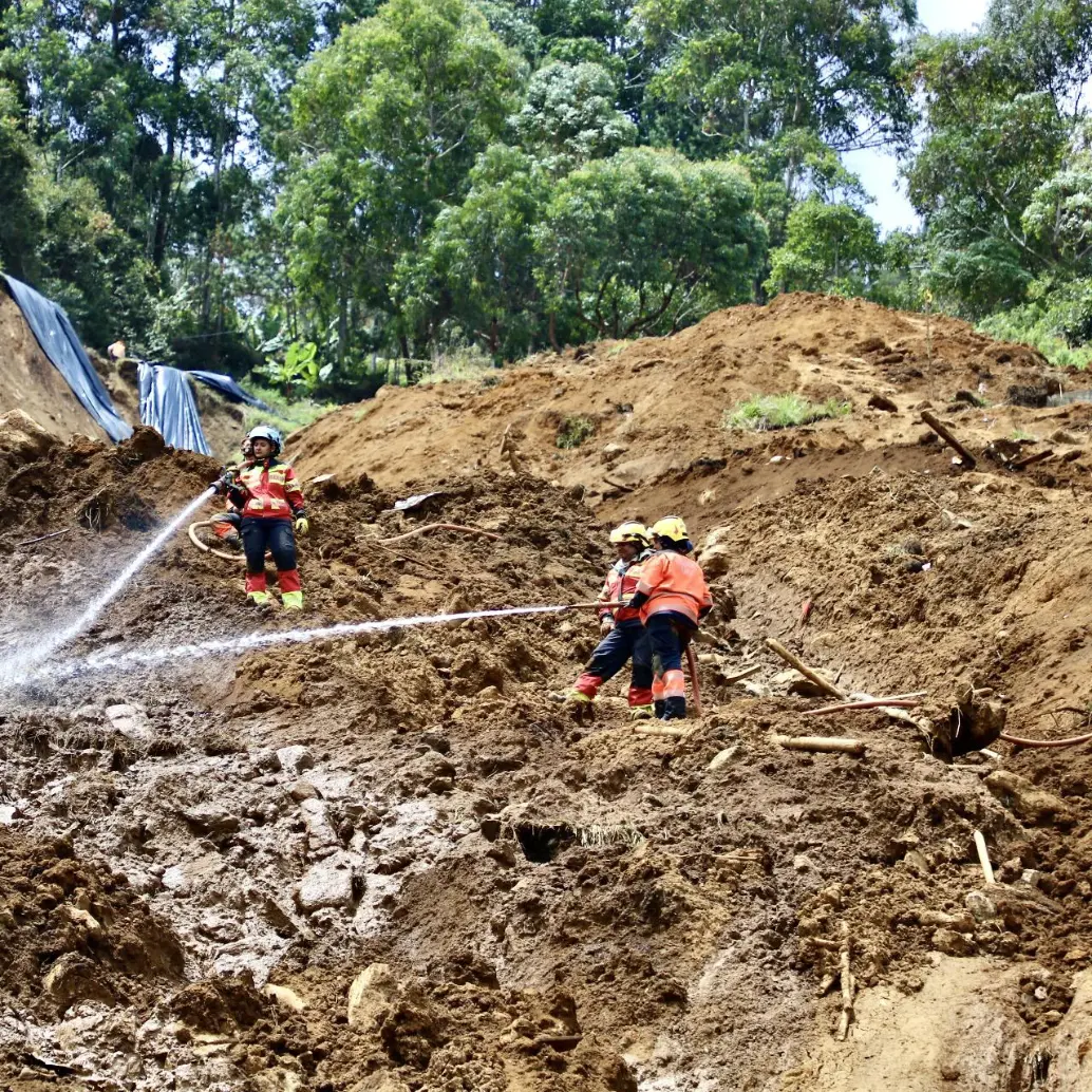 Organismos de socorro continúan las labores de búsqueda en la vereda Granizal, en Bello, tras el deslizamiento de tierra que ha dejado 25 muertos y cinco desaparecidos. Cortesía, Alcaldía de Bello, Antioquia. 