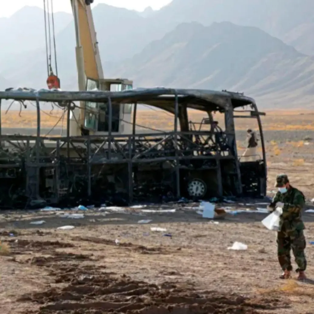 El vehículo llevaba afganos que se devolvían a Kabul desde Irán, uno de los países que ha expulsado a los migrantes después de albergarlos durante décadas.<b> </b>FOTO: AFP