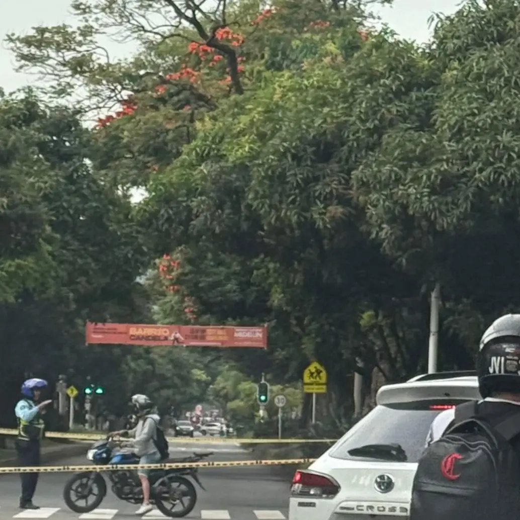 Avenida de Las Vegas, cerrada en Medellín. FOTO: Cortesía Denuncias Antioquia
