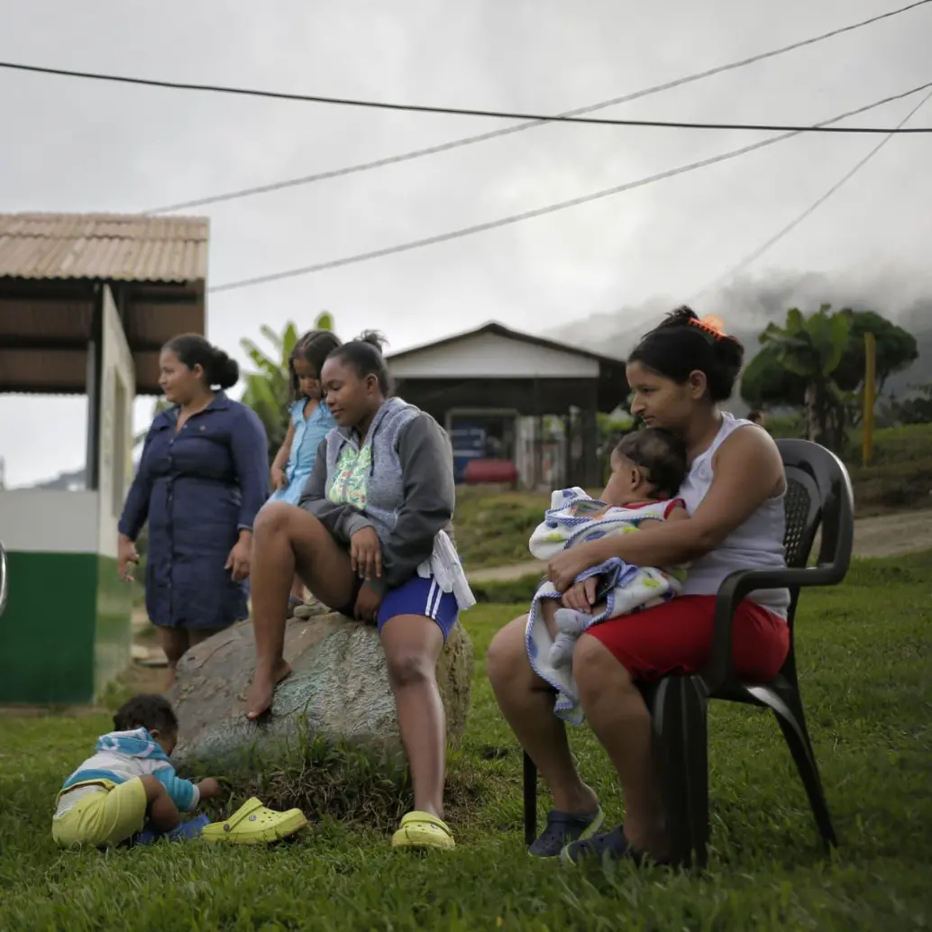 Firmantes de paz en su ETCR en Dabeiba, tras la firma del Acuerdo. Foto: Colprensa