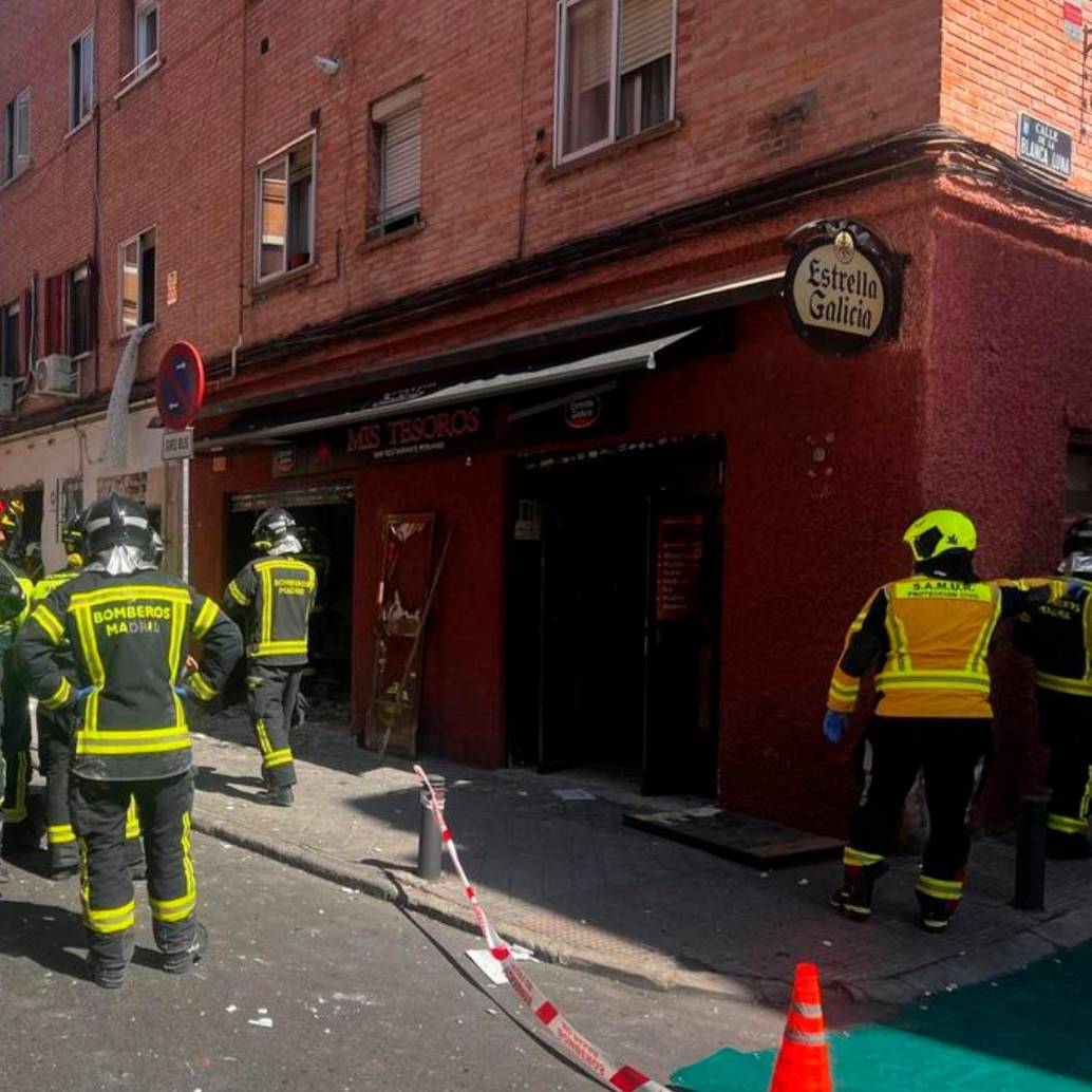 El bar en el que ocurrió la explosión está ubicado en el primer piso de un edificio de apartamentos en la calle Manuel Maroto del distrito de Puente de Vallecas, en Madrid. FOTO: Tomada de X @EmergenciasMad