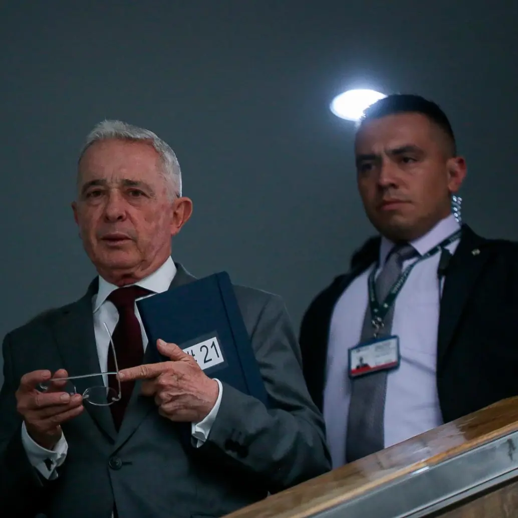 El expresidente Álvaro Uribe está siendo juzgado por su aparente responsabilidad en los delitos de fraude procesal y soborno a testigos. La Justicia tiene hasta octubre próximo para emitir un fallo. FOTO<b><span class="mln_uppercase_mln"> COLPRENSA</span></b>