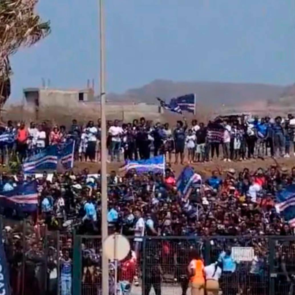 Praia, capital de Cabo Verde, se tiño de azul para celebrar a sus héroes. FOTO: <b>Captura</b>