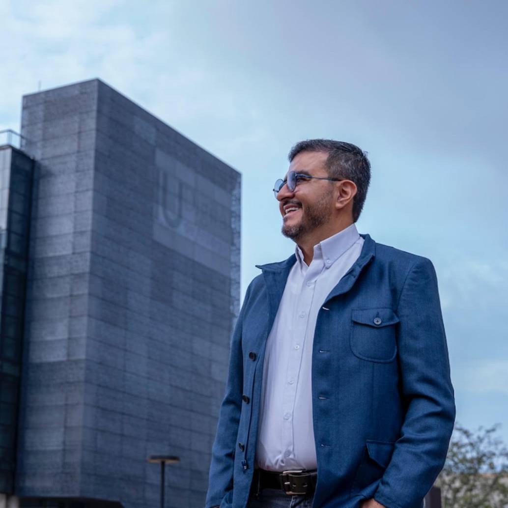 el rector Jasson de la Rosa Isaza, posando junto la sede de la Iuda en La Alpujarra. FOTO: imagen tomada de redes