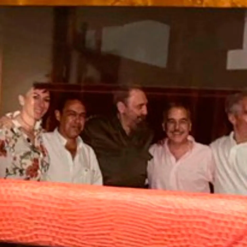 Esta es la foto en la que aparece Andrés Pastrana entre las imágenes captadas del lujoso apartamento de Jeffrey Epstein en Manhattan. FOTO: Tomada de The New York Times