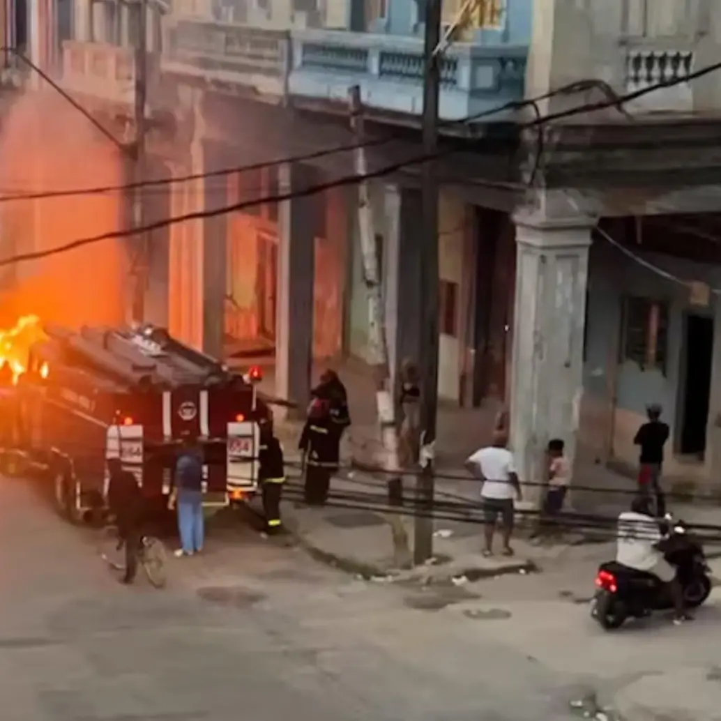 Los residentes de La Habana han tomado una vía desesperada: incendiar las toneladas de basura acumuladas en esquinas y parques para mitigar la inacción de las autoridades. FOTO: Captura de video de redes sociales 