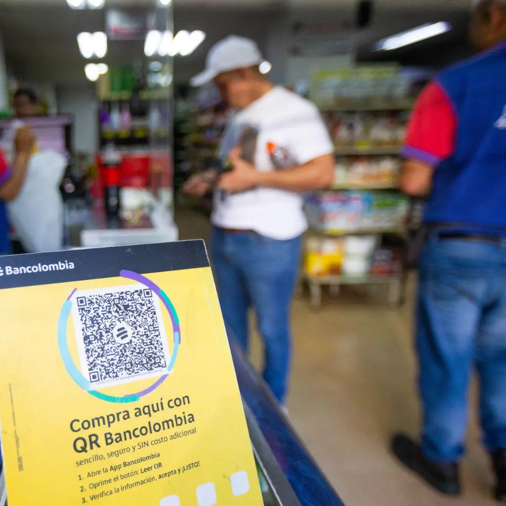 El QR amarillo será modificado por un código de color negro que podrá recibir pagos provenientes de todas las entidades financieras. Foto: EL COLOMBIANO