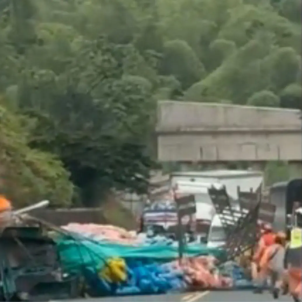 La colisión entre un bus de pasajeros y un vehículo de carga ha provocado varios muertos y heridos. Foto: Captura de video