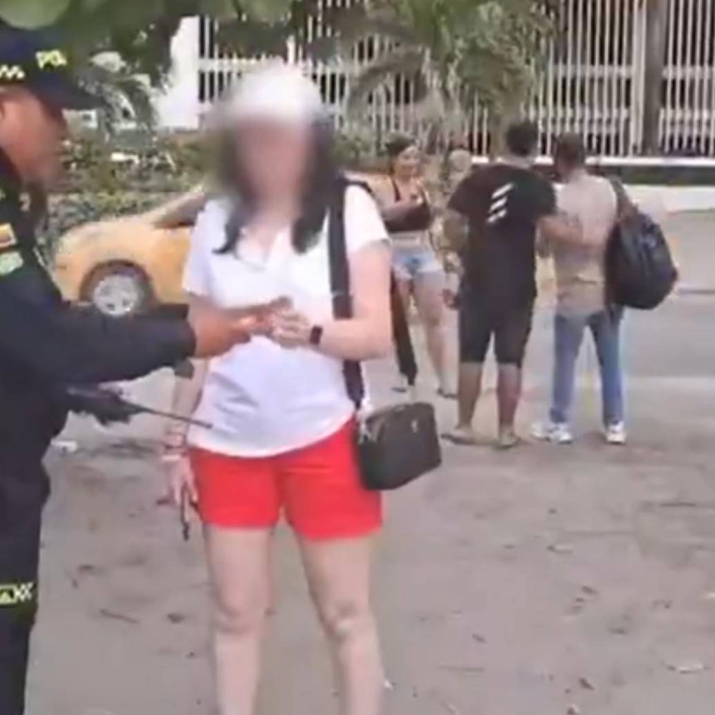 Según las autoridades, la mujer fue obligada a ir a retirar el dinero para pagarles a los vendedores informales por los productos y servicios. FOTO: CAPTURA CORTESÍA VIDEO NOTICIAS CARACOL
