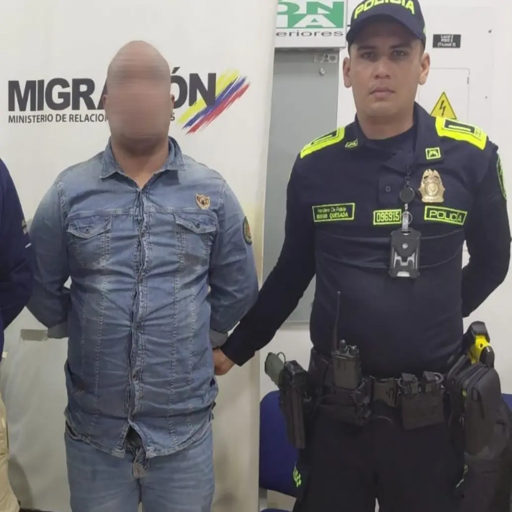 Uno de los detenidos por agentes migratorios y la Policía en el aeropuerto José María Córdova. FOTO: Cortesía