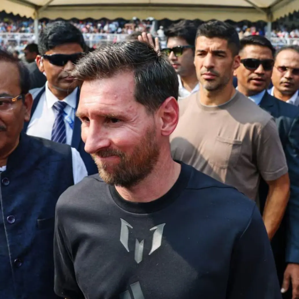 Lionel Messi junto a Rodrigo de Paul y Luis Suárez visitando India. Foto: AFP