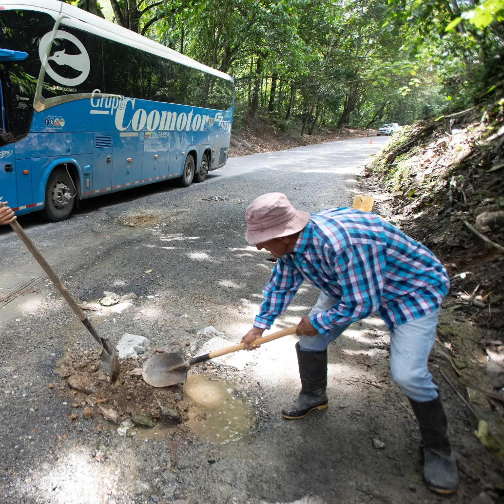Así lucen varios tramos de la Medellín - Bogotá, una de las carreteras más peligrosas del país. FOTO: ESNEYDER GUTIÉRREZ