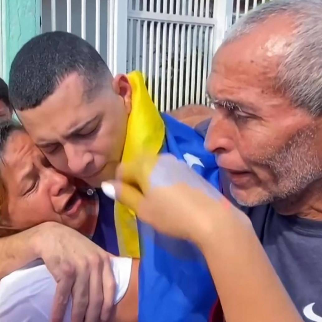 Después de muchos meses y ser acusado sin pruebas, este venezolano luchó, junto a muchos otros, ante las adversidades para sobrevivir en la megacárcel para criminales de El Salvador. FOTO: AFP