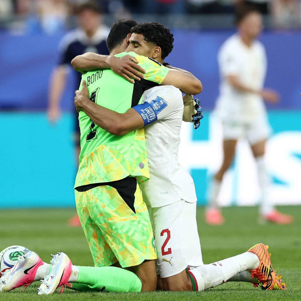El arquero Bono y Hakimi se abrazan luego de conseguir la victoria ante Escocia. Foto: AFP