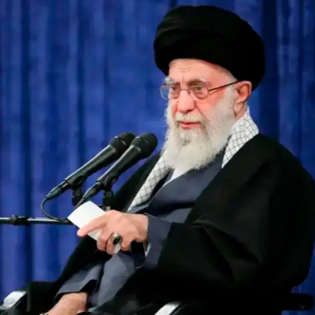 El ayatolá Ali Jamenei, líder supremo de Irán aseguró el 18 de junio, en su única aparición por ahora, que Irán “nunca se rendirá”. FOTO: AFP