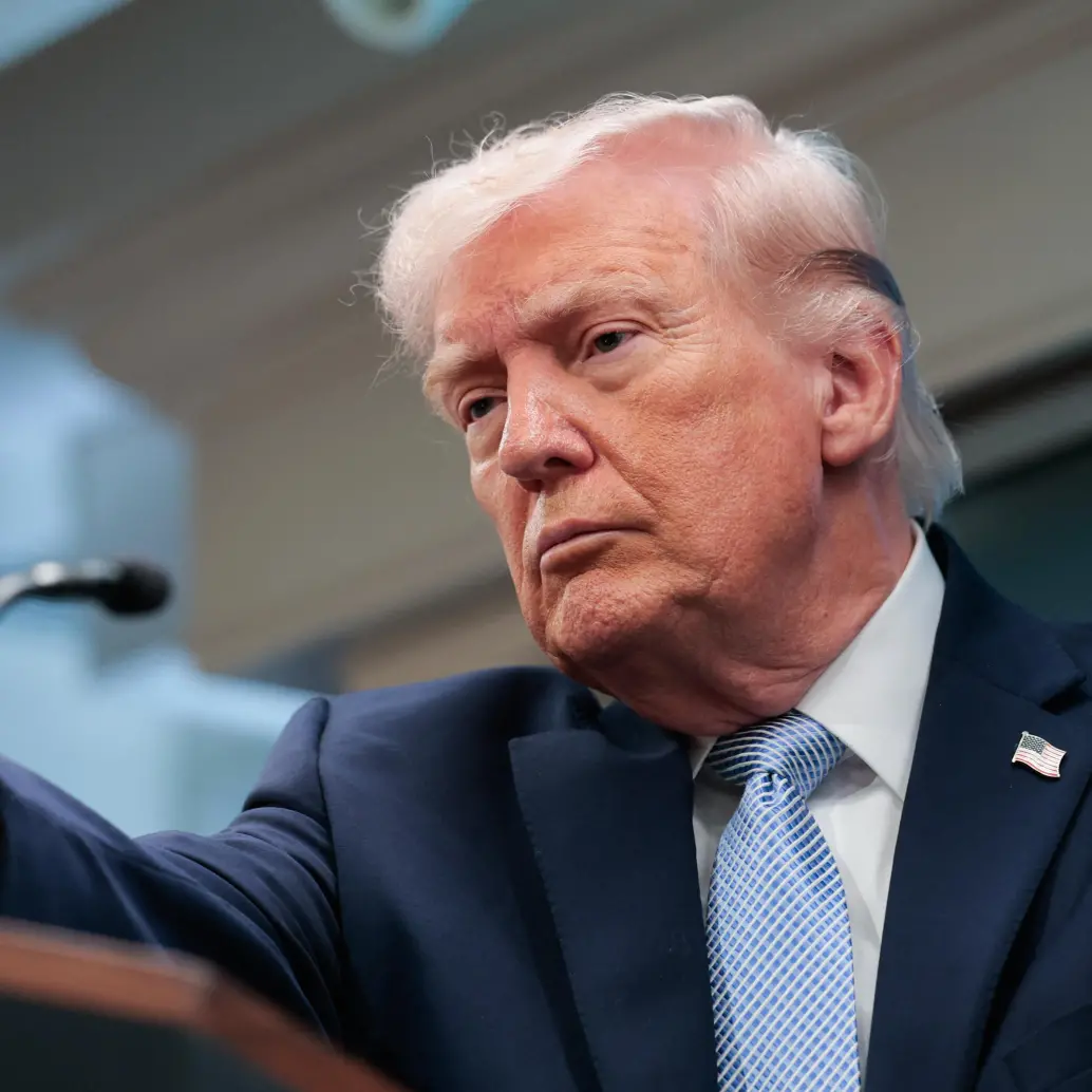 El presidente de Estados Unidos, Donald Trump, habla sobre el conflicto en Irán en la sala de prensa James S. Brady de la Casa Blanca, este 6 de abril de 2026, en Washington, DC. (Foto de Kent Nishimura / AFP).