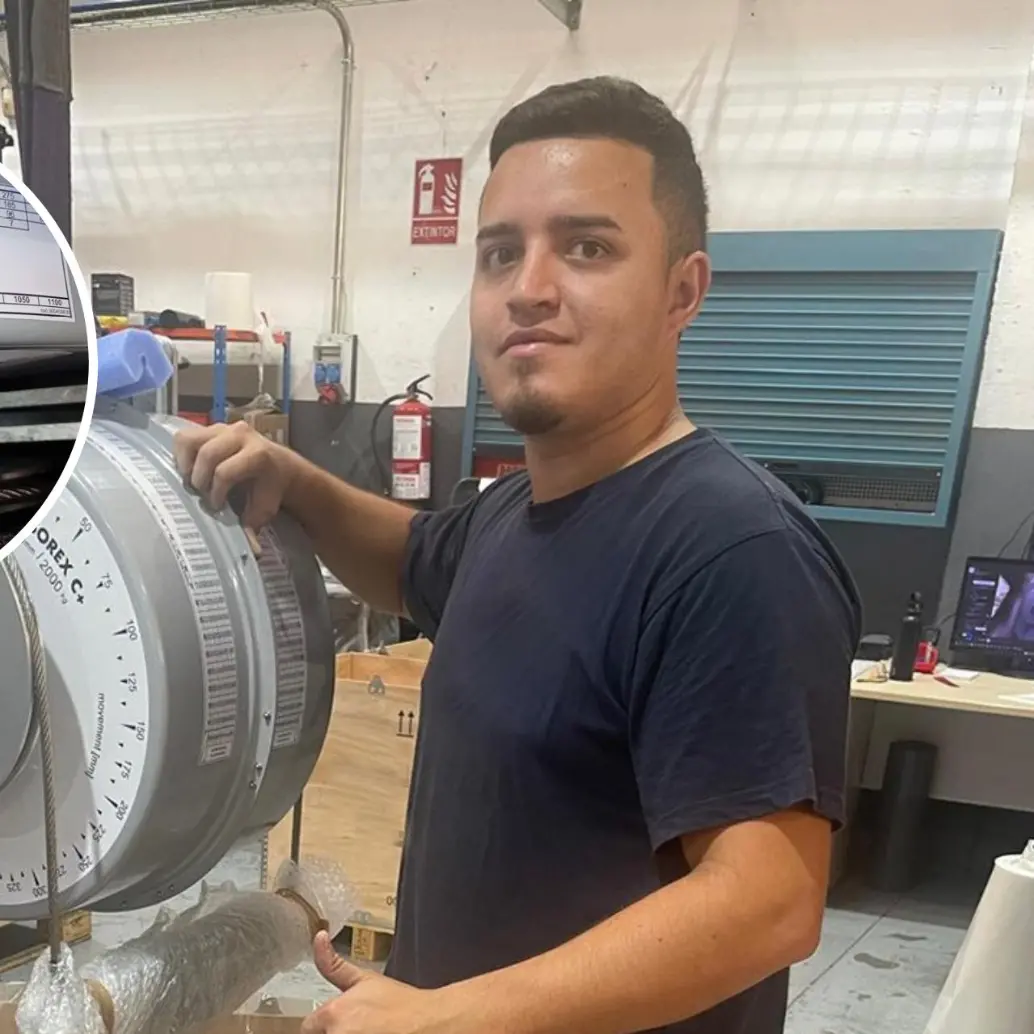 Camilo Andrés Martínez y la nota que envió desde España. Foto: Metro de Medellín