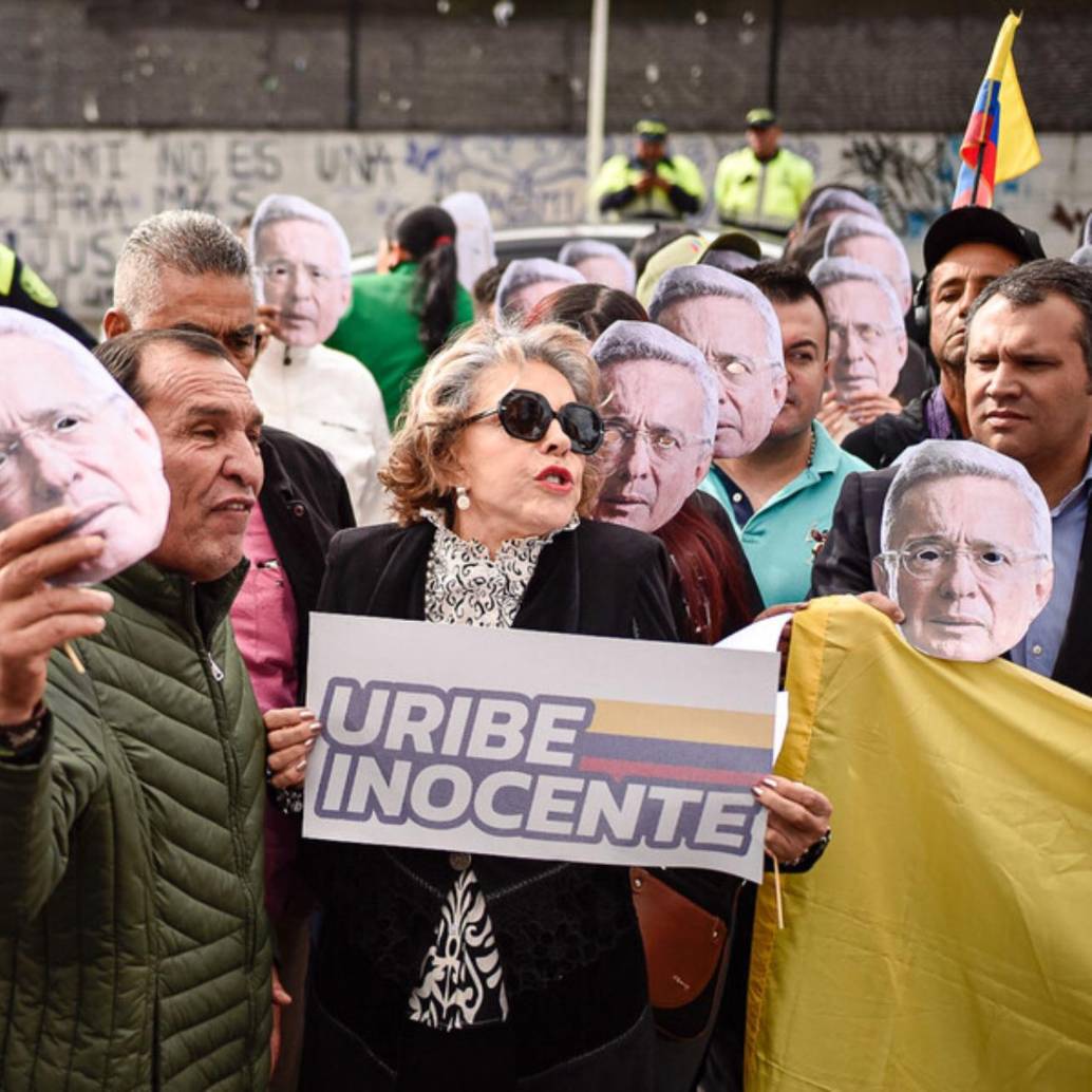 Simpatizantes del expresidente Uribe hicieron plantones frente al Complejo Judicial de Paloquemao en Bogotá, expresando su inocencia en el caso, mientras se esperaba la lectura del fallo. FOTO: Colprensa