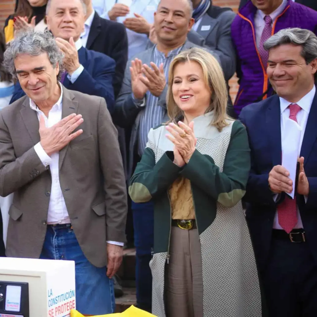 El candidato presidencial radicó el comité “promotor del referendo para cuidar la Constitución del 91” en la Registraduría Nacional. Foto: Redes sociales @sergio_fajardo