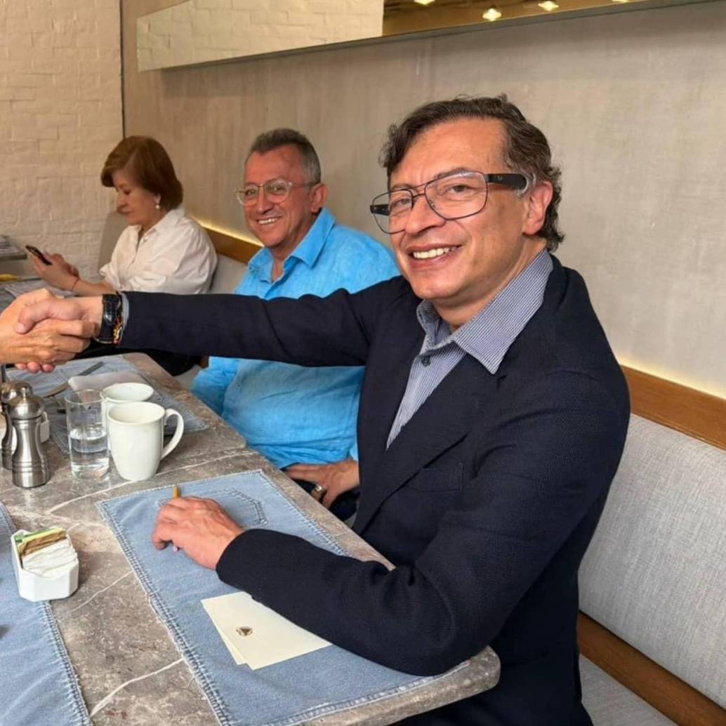 Gustavo Petro y Paco Ignacio Taibo II, autor de biografía del Che Guevara. Foto: Redes sociales.