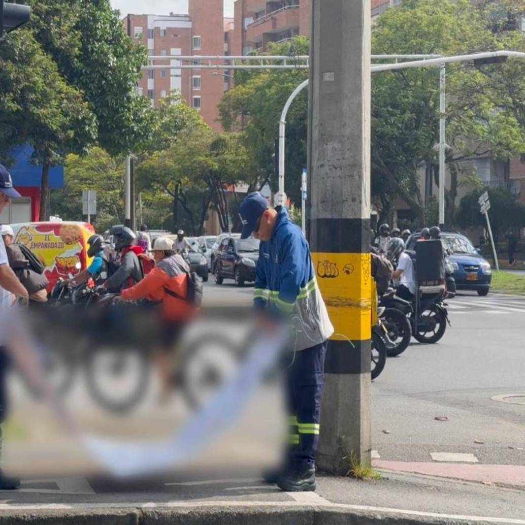 Adelantes, una propaganda electoral instalada de manera irregular. Atrás, funcionarios de Especio Público retirándola. FOTO: Cortesía