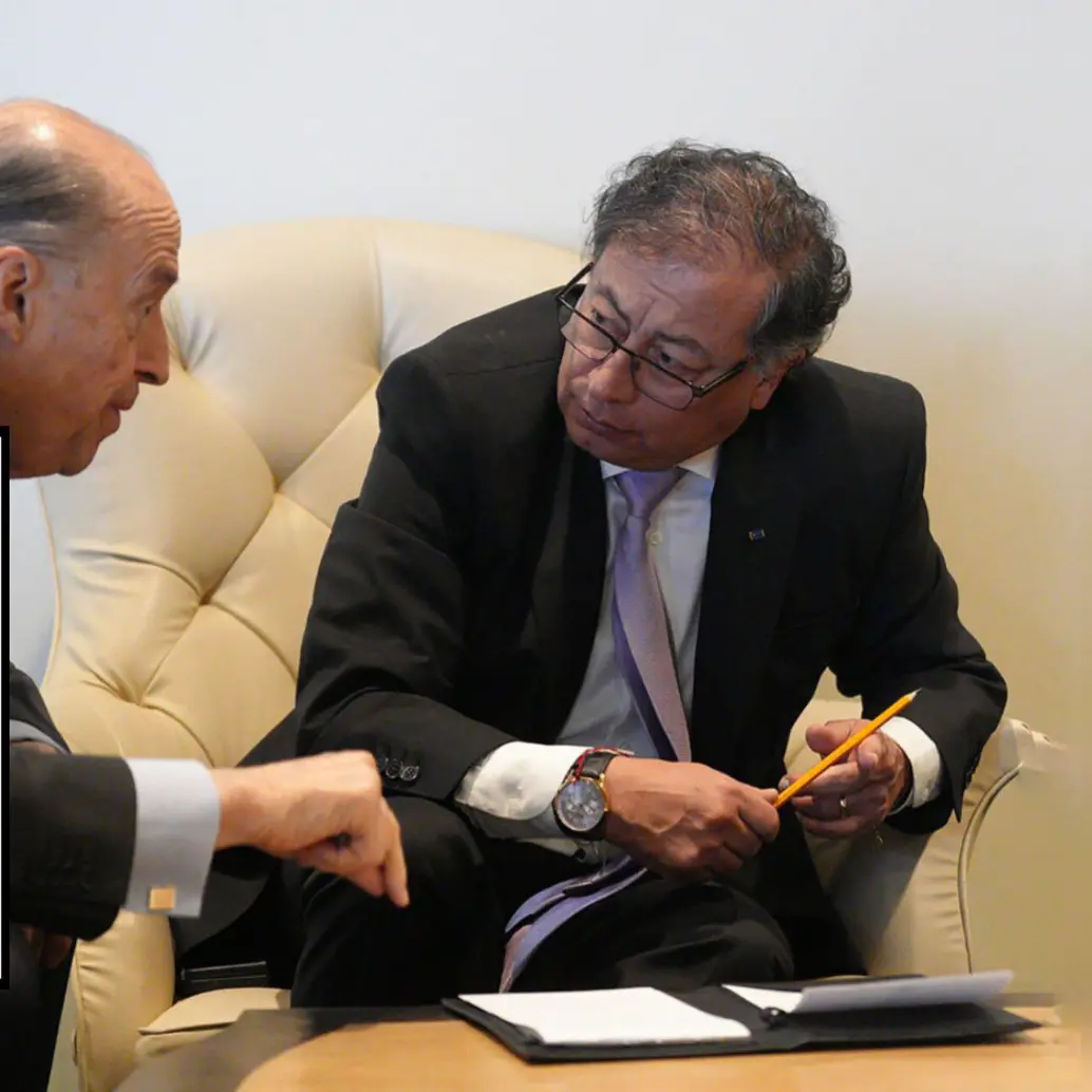 El excanciller Álvaro Leyva declaró ante la Cámara de Representantes sosteniendo sus señalamientos en contra del presidente Gustavo Petro. Fotos: Presidencia y Captura de documento. 
