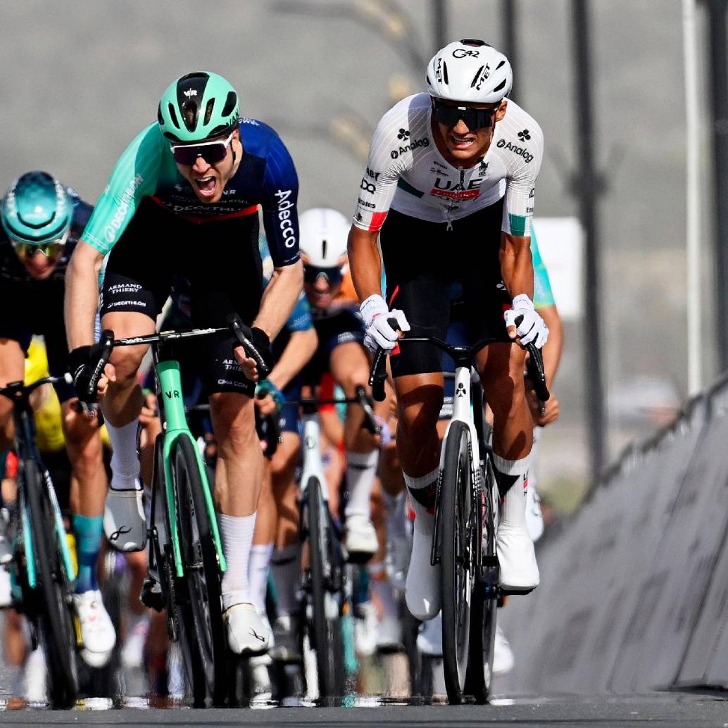 Isaac del Toro (adelante) lidera la Vuelta a Emiratos. FOTO X-@uae_tour