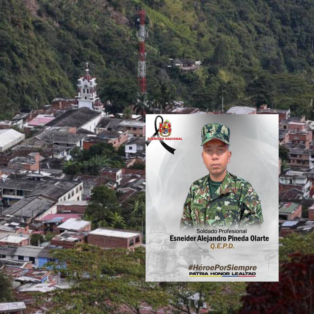 Adelante, el soldado asesinado por las Disidencias. Atrás, el municipio de San Andrés de Cuerquia. Foto: Manuel Saldarriaga Quintero