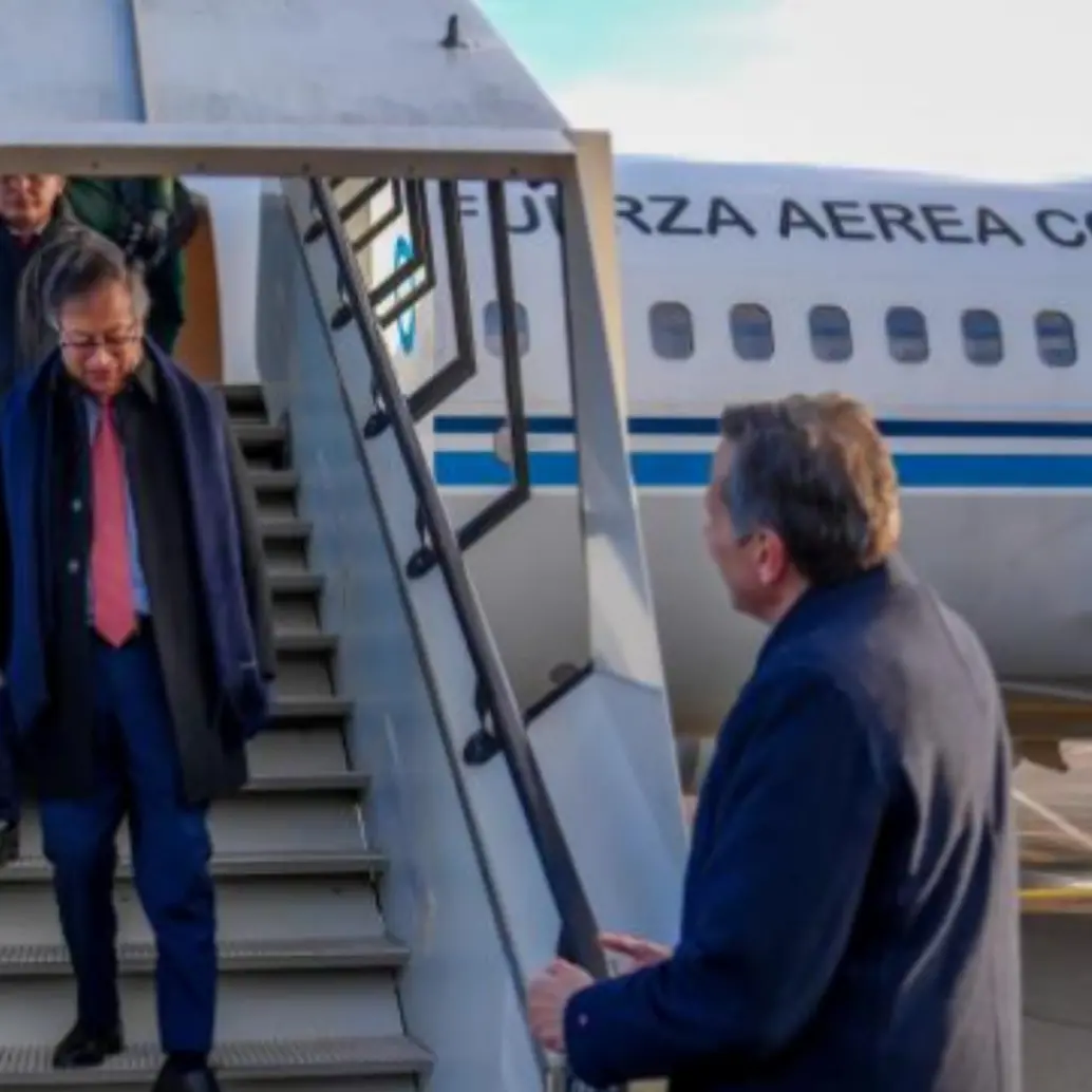 El presidente Petro habría tenido un contratiempo durante su viaje a Medio Oriente, tras hacer una escala técnica en el aeropuerto de Barajas, Madrid. Las empresas que brindan este servicio serían de EE. UU. FOTO PRESIDENCIA
