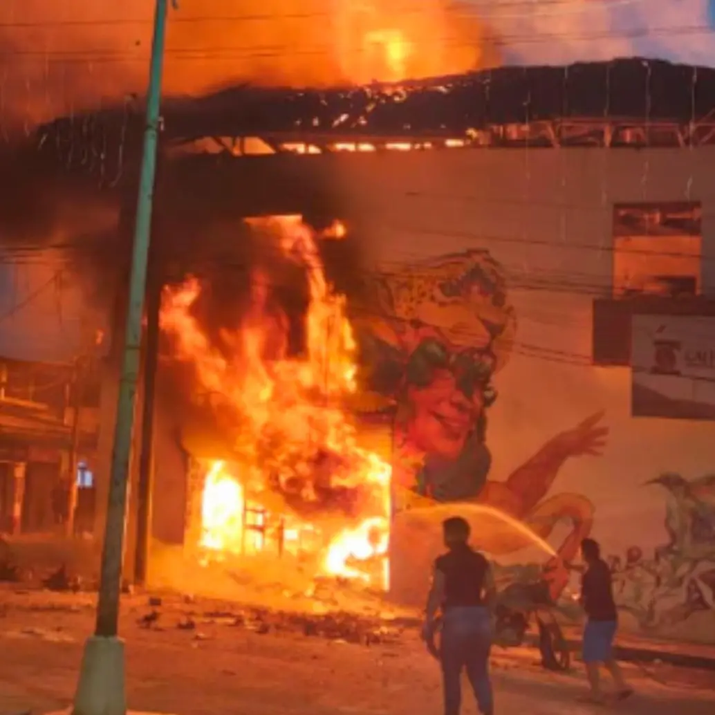 La sede del Comité de Cafeteros de Balboa fue la que se llevó el mayor impacto con la explosión del vehículo. FOTO: Tomada de X @GermanBahamon
