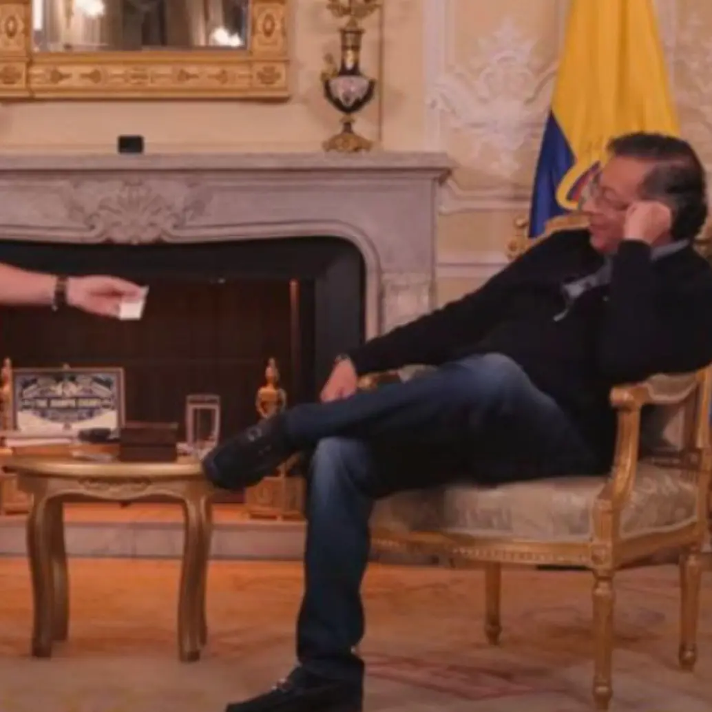 Alejandro Riaño entrevistó al presidente Gustavo Petro con su personaje de Juapis, el cual le “ofreció drogas” en un momento de la entrevista. Foto: Captura de video