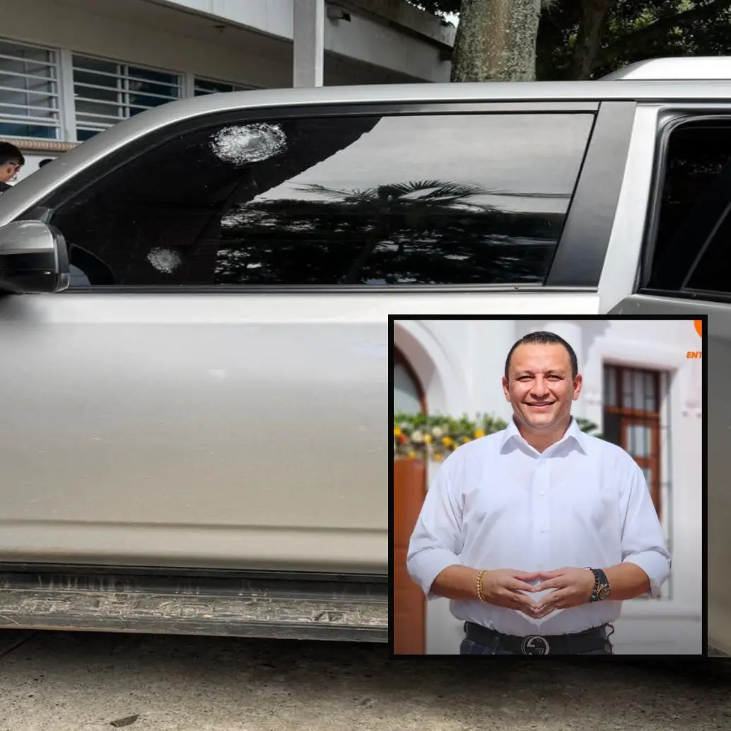 Adelante, el alcalde de Cartago, Juan David Piedrahíta. Atrás, el vehículo tras el ataque armado. FOTO: imagen tomada de redes sociales.
