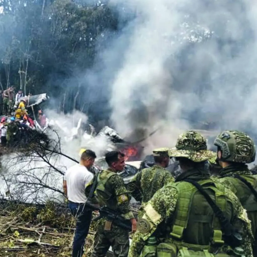 Personal militar y civil acude al sitio de la tragedia en medio de los escombros y el humo. FOTO: AFP
