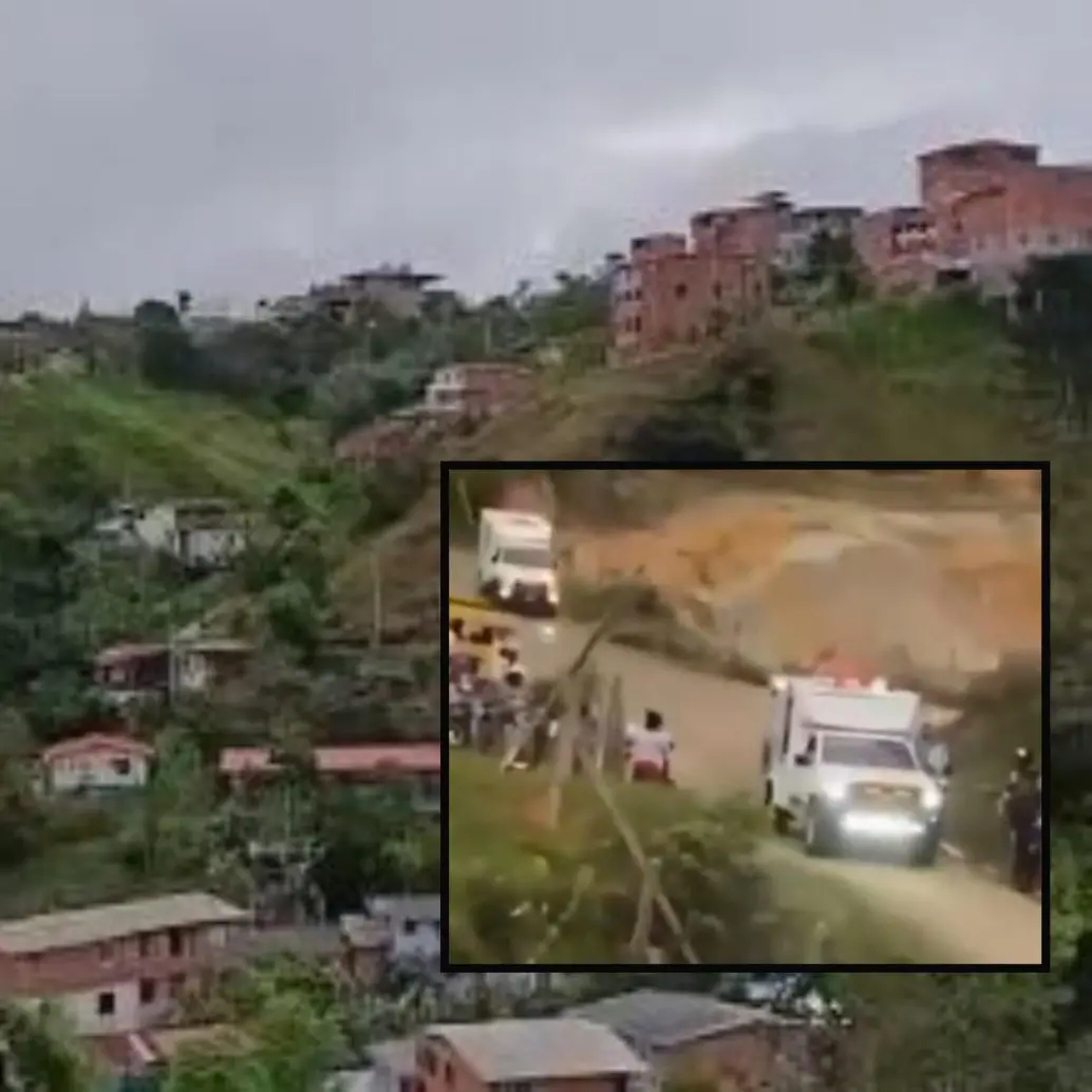 Adelante, las ambulancias trasladando a los soldados heridos. Atrás, la vereda donde se dio el ataque. FOTO: imágenes tomadas de redes.
