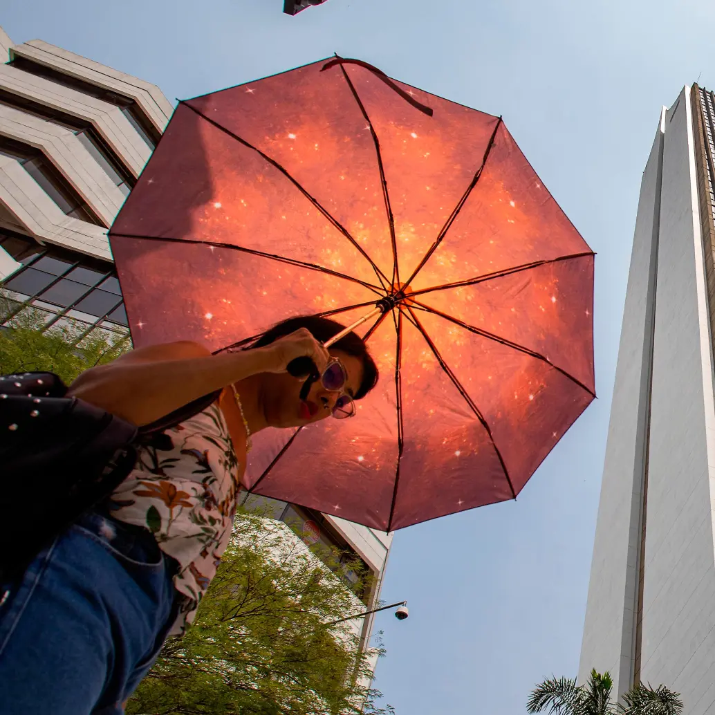 Los días de sol en Medellín están generando una gran ola de calor, por lo que el uso de los paraguas está en aumento. Foto: Esneyder Gutiérrez
