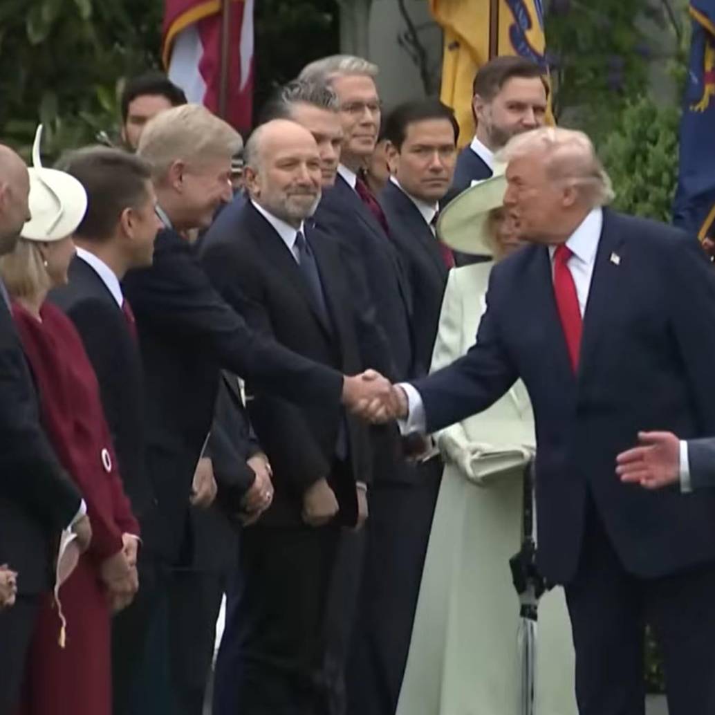 Durante la recepción en la Casa Blanca, Trump se coló en la fila de saludos frente a la reina Camila, un gesto que fue interpretado como una “falta de respeto”. Foto: Captura de video