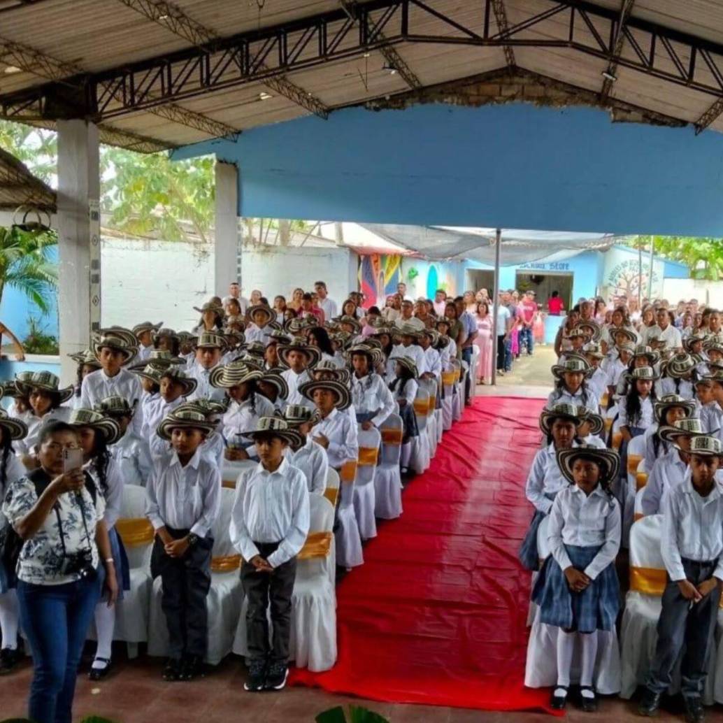Estudiantes portan el sombrero vueltiao en vez del birrete para celebrar sus grados. Foto: Facebook Álvaro Ulcué Chocué
