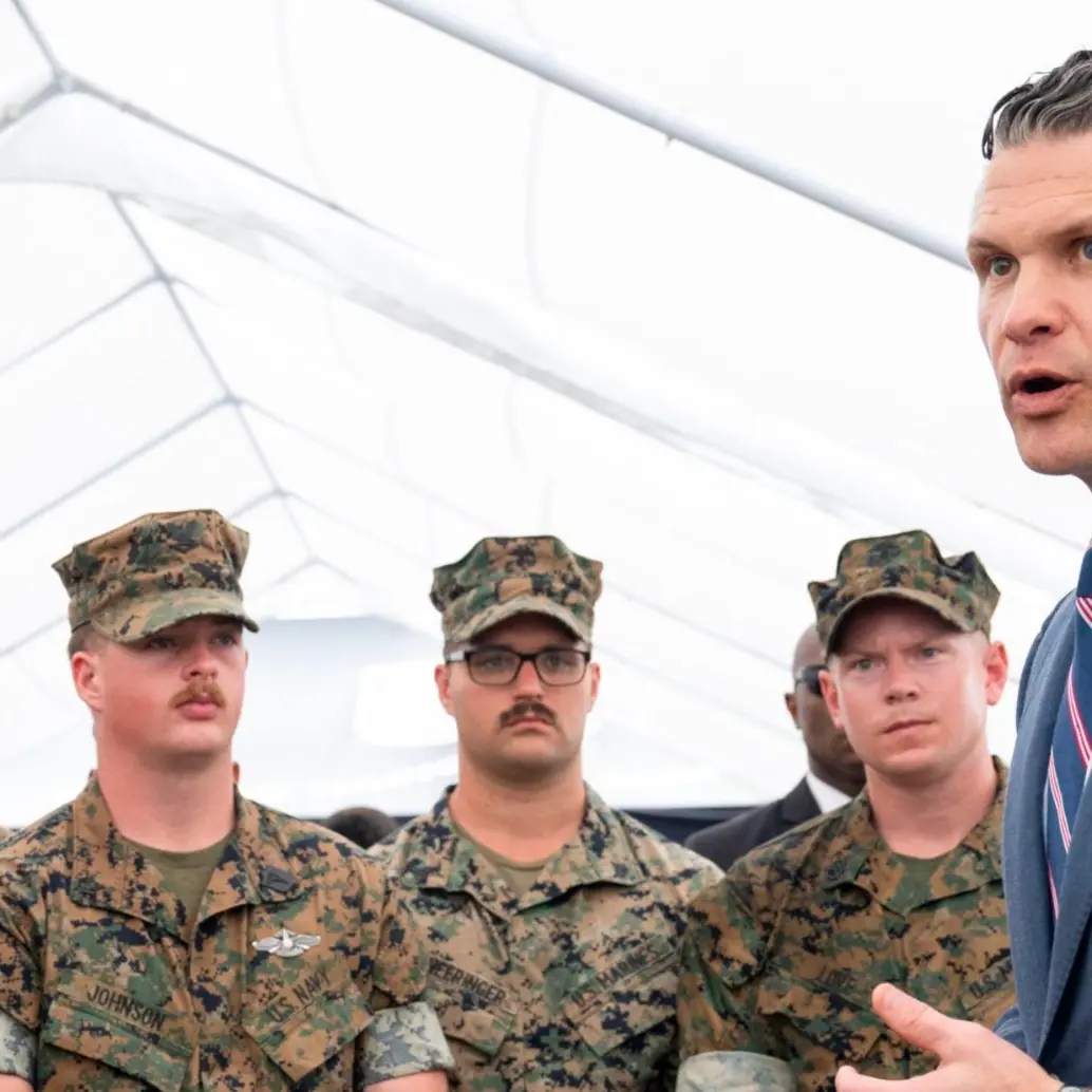 El secretario de Defensa (Guerra) de Estados Unidos, Pete Hegseth,<b> </b>insiste en que los ataques de su país contra embarcaciones en el Caribe y el Pacífico son legales. FOTO: Tomada de X @SecWar