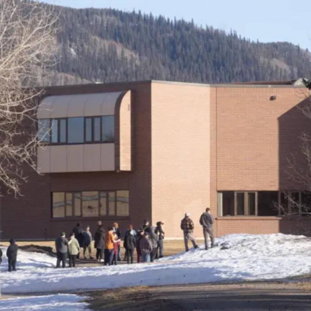 La policía investiga los vínculos de una tragedia que reabre el debate sobre la violencia en el país, apenas meses después del mortal atropello masivo en Vancouver. FOTO: Cortesía Tumbler Ridgelines