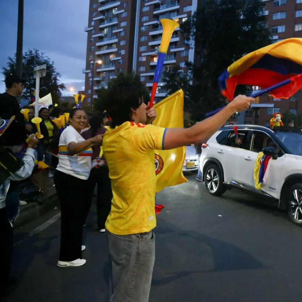 En diversas ciudades se han dado aglomeraciones de ciudadanos celebrando la victoria de Abelardo de la Espriella. Foto: Camilo Suárez