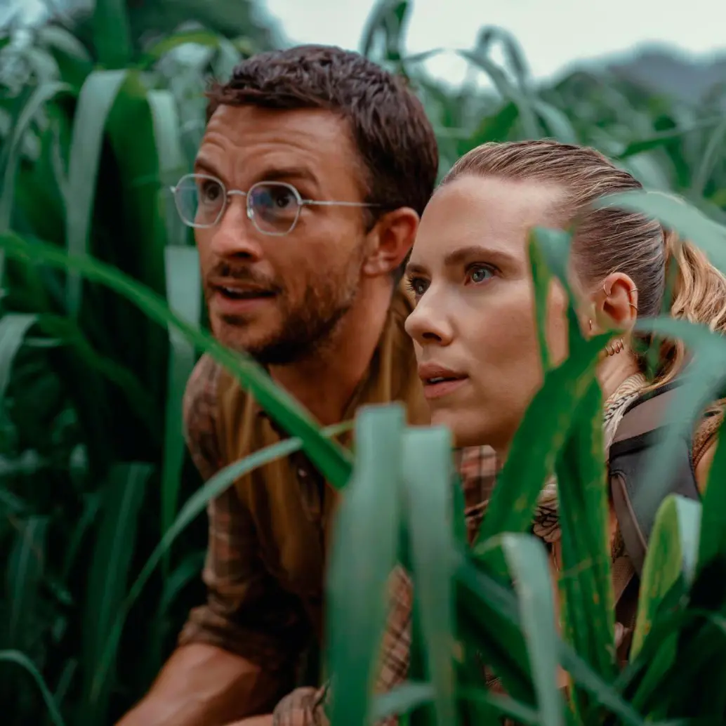 Jonathan Bailey y Scarlett Johansson en Jurassic World: Renace. FOTO Cortesía