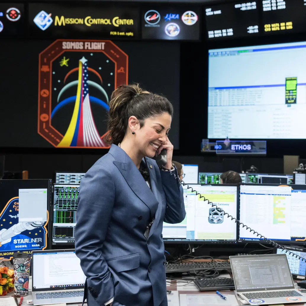 La colombiana Diana Trujillo, directora de vuelo de la Nasa, dirigió una caminata espacial en el centro de control de misión. FOTO: NASA