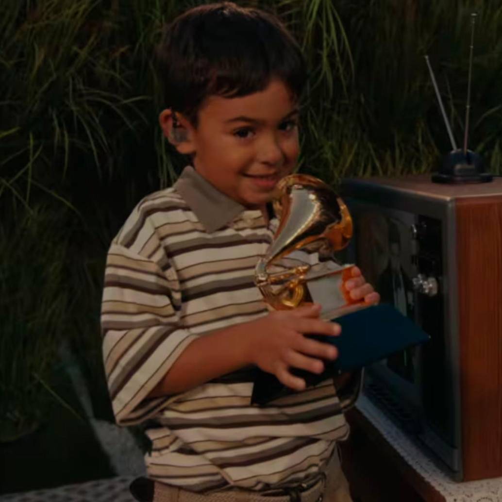 La imagen del niño que recibió el gramófono de manos de Bad Bunny durante su show en el medio tiempo del Super Bowl. FOTO: Captura de video NFL
