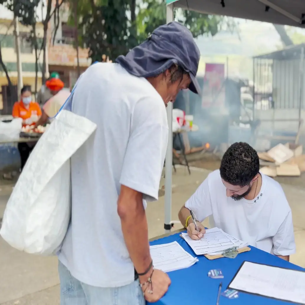 Uno de los habitantes de calle recibiendo acompañamiento en la jornada de bienestar. FOTO: Cortesía