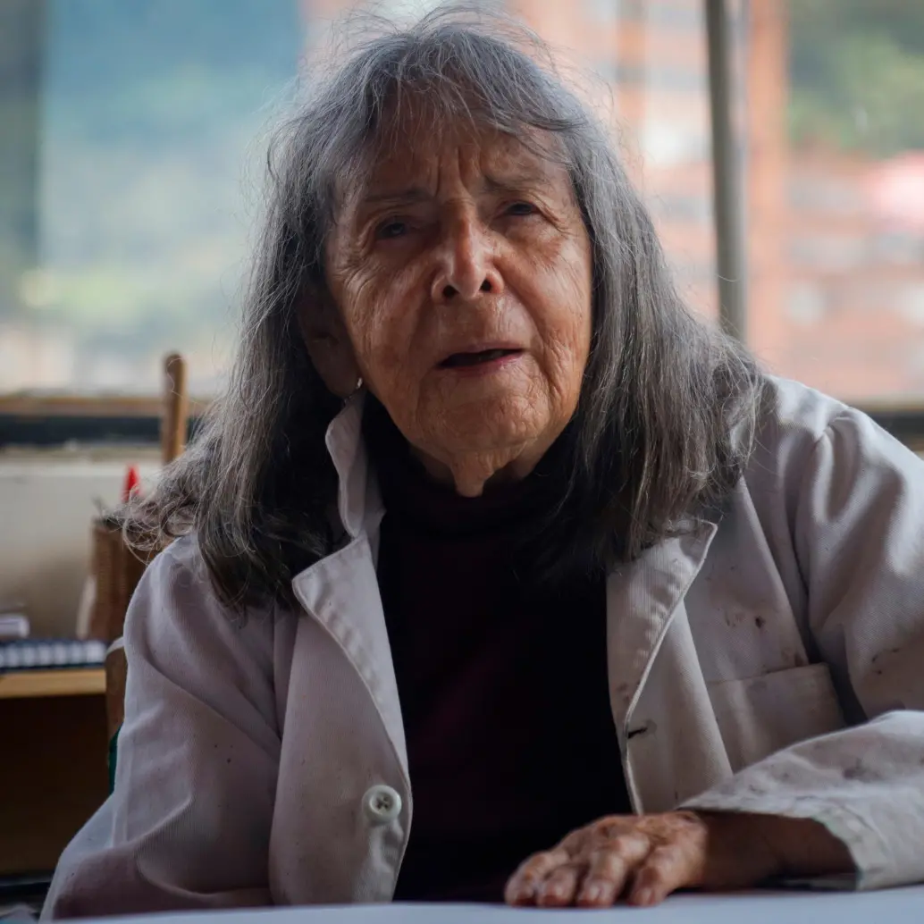 Beatriz González, maestra del arte colombiano y creadora de Auras Anónimas, obra que transformó los columbarios del Cementerio Central en un espacio de memoria colectiva. FOTOS Colprensa