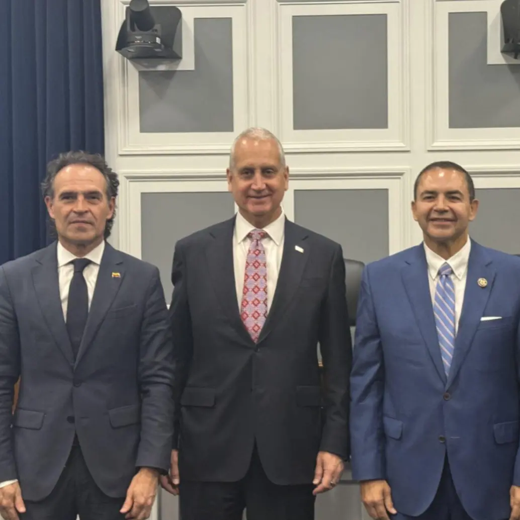 El representante Mario Díaz-Balart y Henry Cuellar se reunieron con Federico Gutiérrez y Alejandro Eder. Foto: @MarioDB